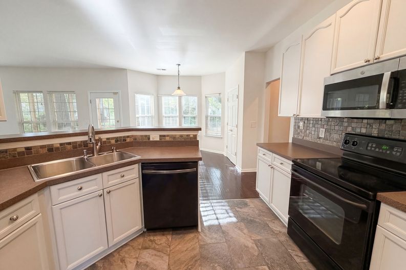 Photo 11 of 27 of 8692 Hickory Creek Ct, North Charleston, SC