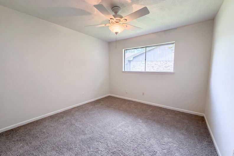 Photo 15 of 22 of 16338 Hollow Wood Dr, Houston, TX