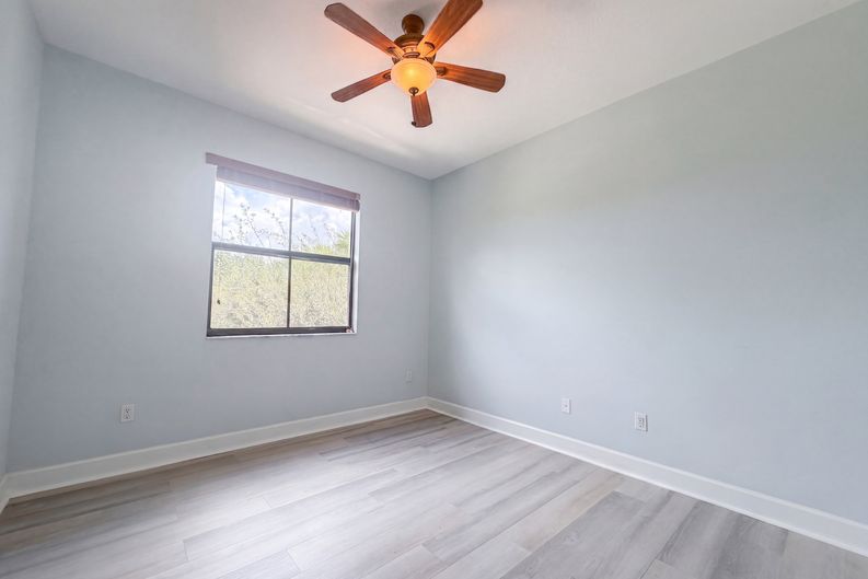 Photo 4 of 30 of 4967 NW 59th St, Tamarac, FL