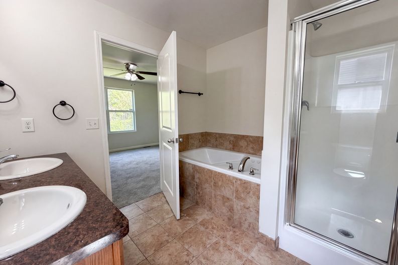Photo 6 of 21 of 5988 Treetops Dr, Romulus, MI