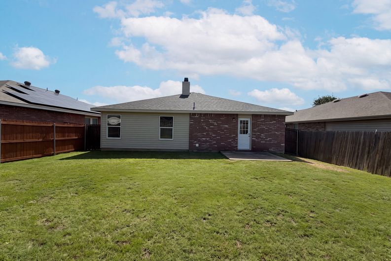 Photo 5 of 18 of 6200 St James Pl, Denton, TX