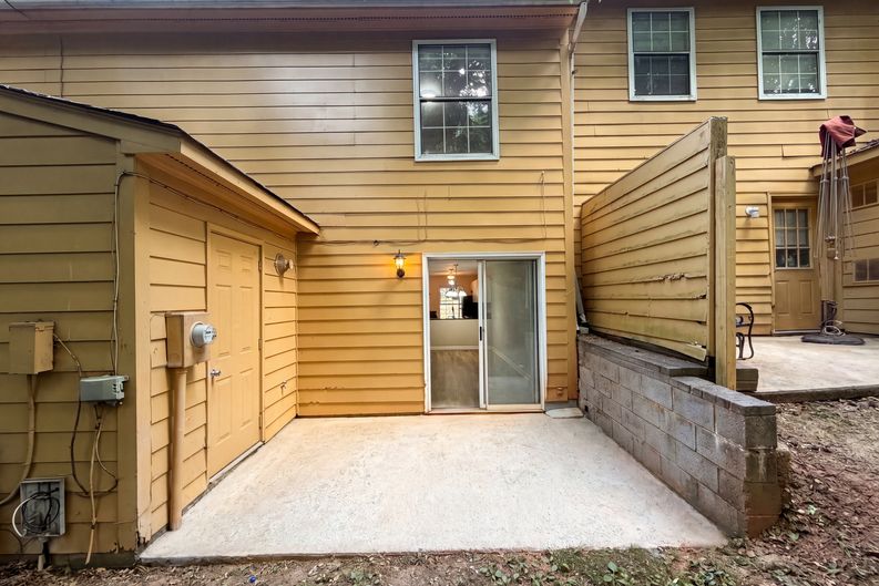 Photo 5 of 19 of 4037 Briarhill Dr, Charlotte, NC