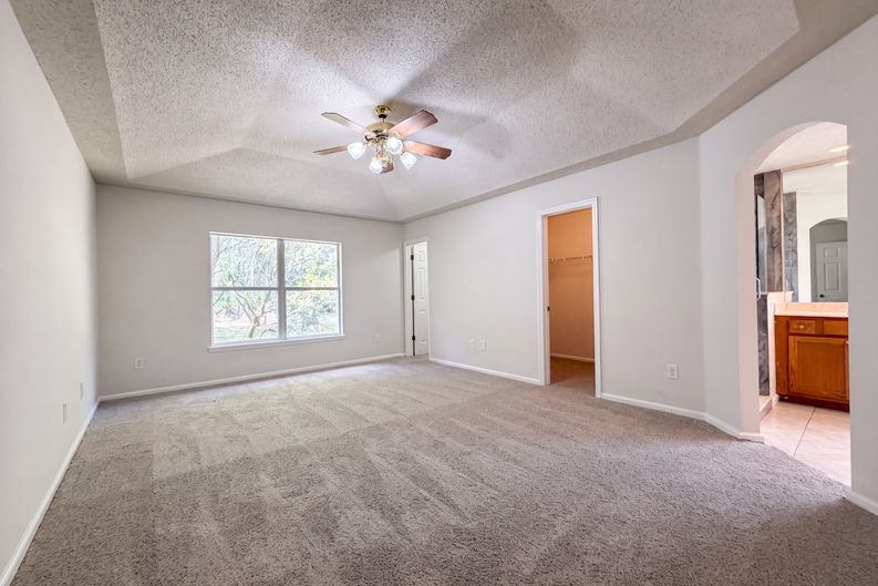 Photo 4 of 23 of 8436 Staplehurst Dr W, Jacksonville, FL