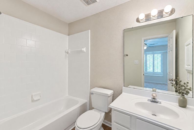 Photo 20 of 32 of 7927 High Knoll Ln, Houston, TX