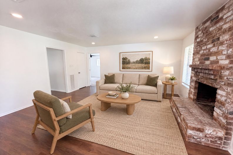 Photo 17 of 21 of 6910 Vialinda Dr, Houston, TX