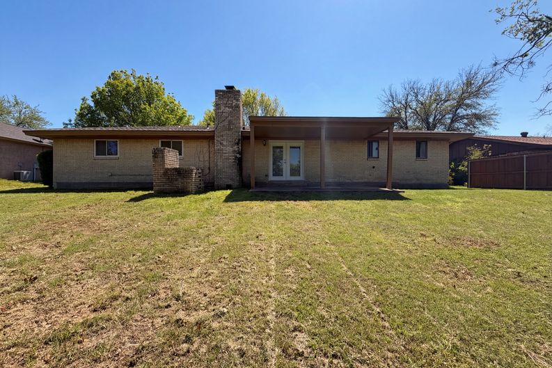 Photo 5 of 16 of 607 State St, Weatherford, TX