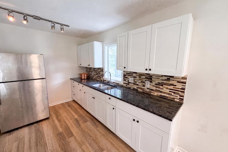 Photo 7 of 27 of 2591 Aldine St, Roseville, MN