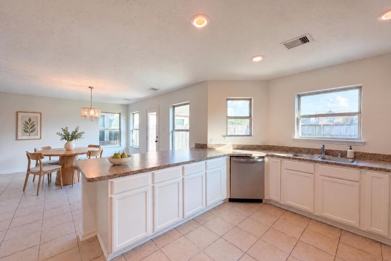 Photo 7 of 18 of 15835 Copper Oak Ln, Houston, TX