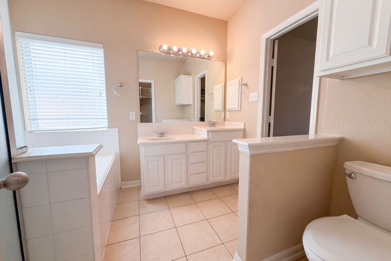 Photo 12 of 29 of 7002 Crockett Ridge Dr, Richmond, TX
