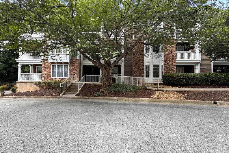 Photo 17 of 19 of 131 Bentley Pl, Tucker, GA