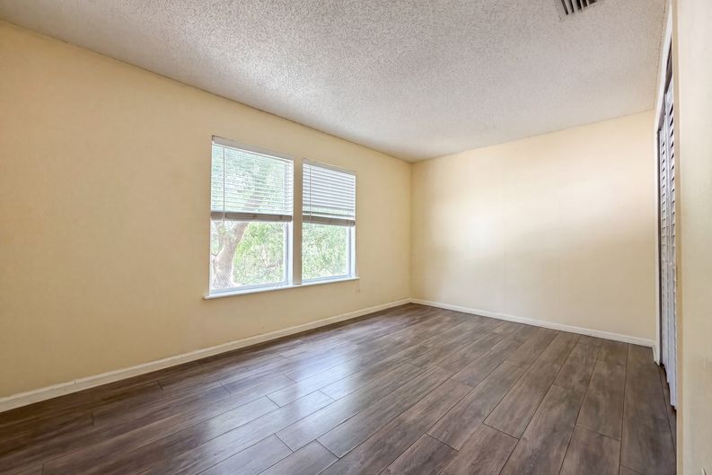 Photo 15 of 27 of 7002 Beekman Lake Dr, Jacksonville, FL