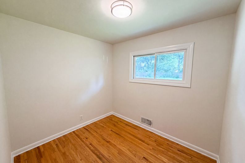 Photo 4 of 20 of 2128 Ronald Ave, White Bear Lake, MN