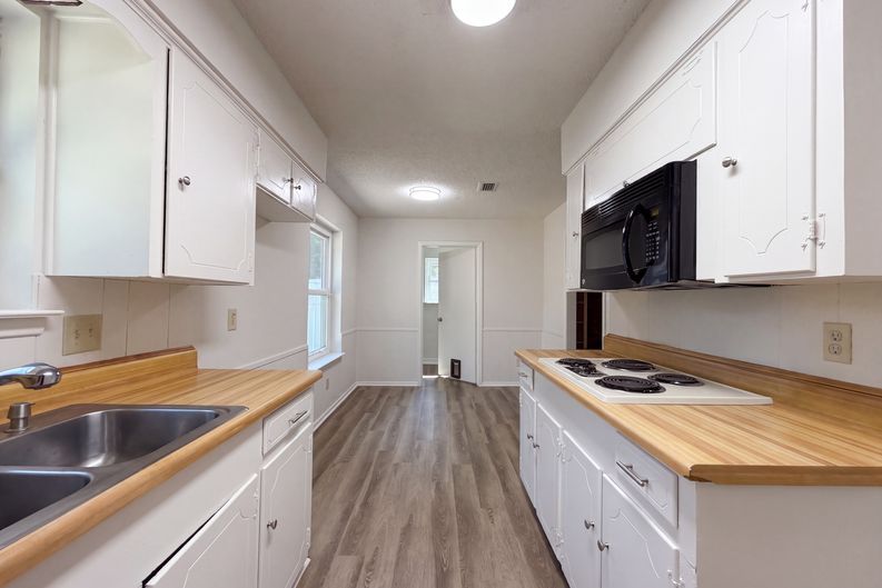 Photo 6 of 20 of 1136 Kris St, Irving, TX