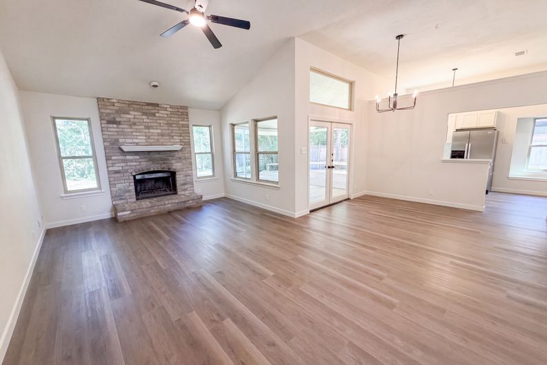 Photo 3 of 18 of 605 Hawthorne Ln, Round Rock, TX