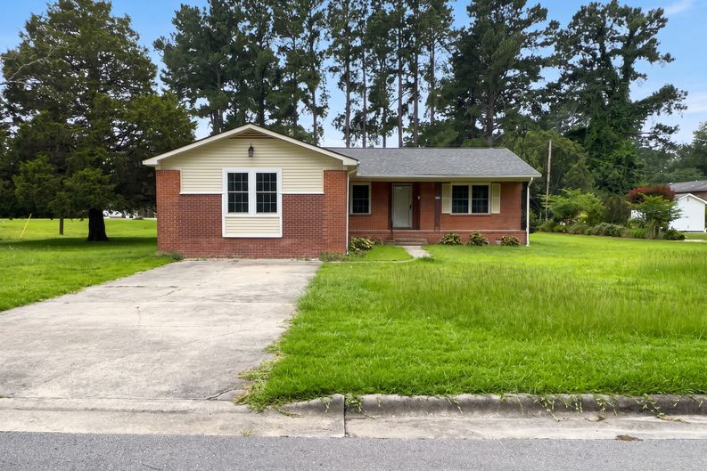 Photo 18 of 21 of 2401 N Hills Dr, New Bern, NC