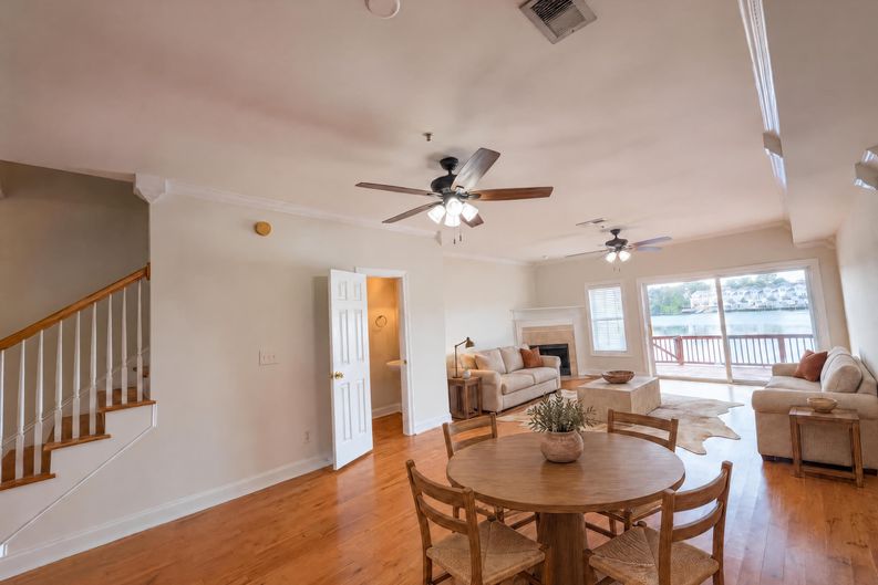 Photo 3 of 21 of 4933 Lake Palmetto Ln, North Charleston, SC