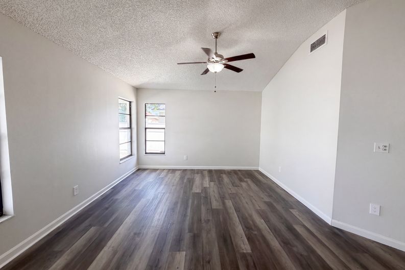 Photo 8 of 17 of 9507 Letterstone Ct, Tampa, FL