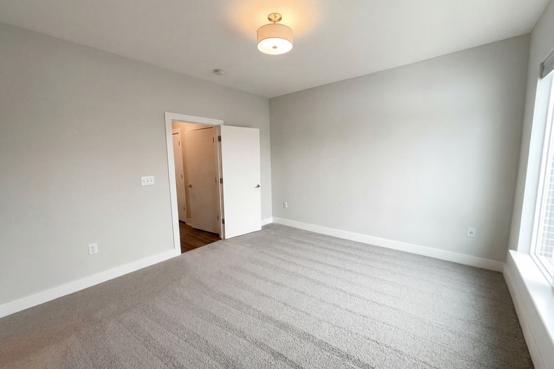 Photo 4 of 18 of 727 N Illinois St, Indianapolis, IN