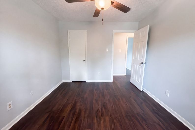 Photo 14 of 25 of 16121 Lakeview Dr, Jersey Village, TX