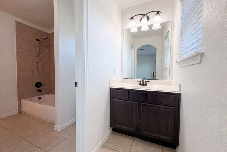 Photo 15 of 24 of 5923 Carnaby Ln, Rosenberg, TX