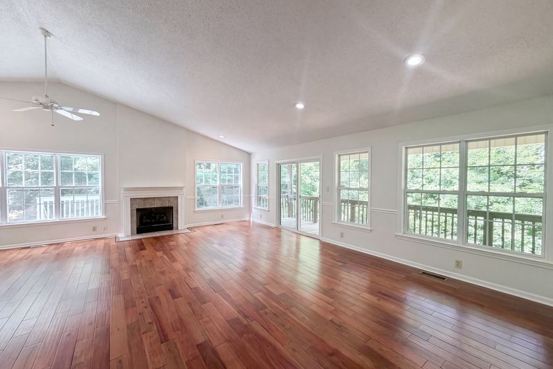 Photo 3 of 17 of 221 Grandview Dr, Statesville, NC