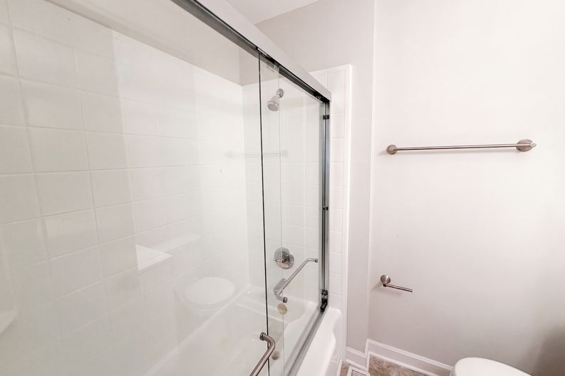 Photo 5 of 22 of 917 Hillview Dr, Cary, NC