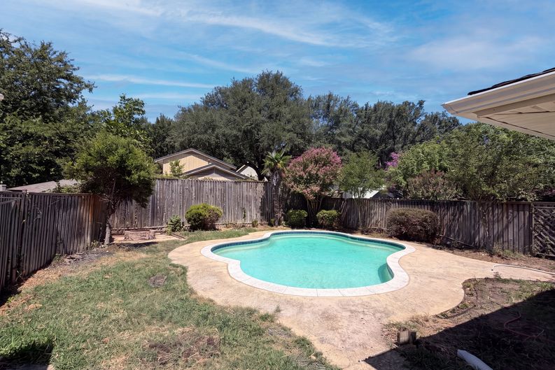 Photo 5 of 16 of 1115 N Waterview Dr, Richardson, TX