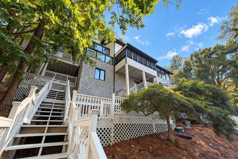Photo 5 of 38 of 140 Huntcliff Pt, Sandy Springs, GA