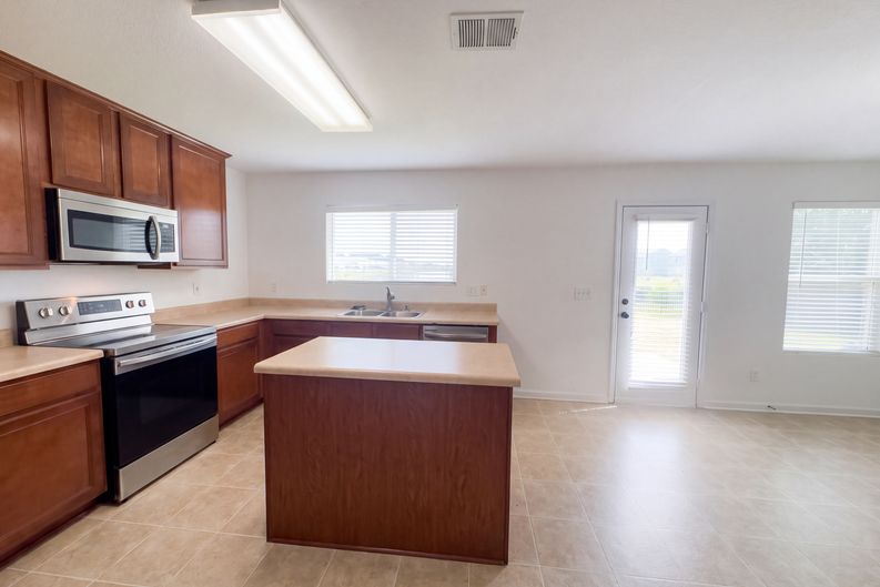 Photo 5 of 26 of 172 Bermuda Lakes Dr, Meridianville, AL