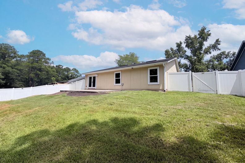 Photo 5 of 18 of 7428 Sweet Rose Ln, Jacksonville, FL