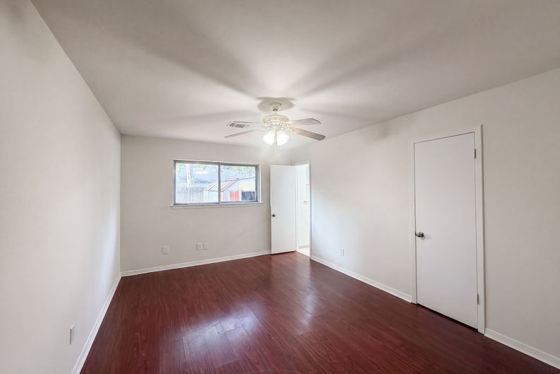 Photo 13 of 17 of 9538 Skyline Dr, Houston, TX