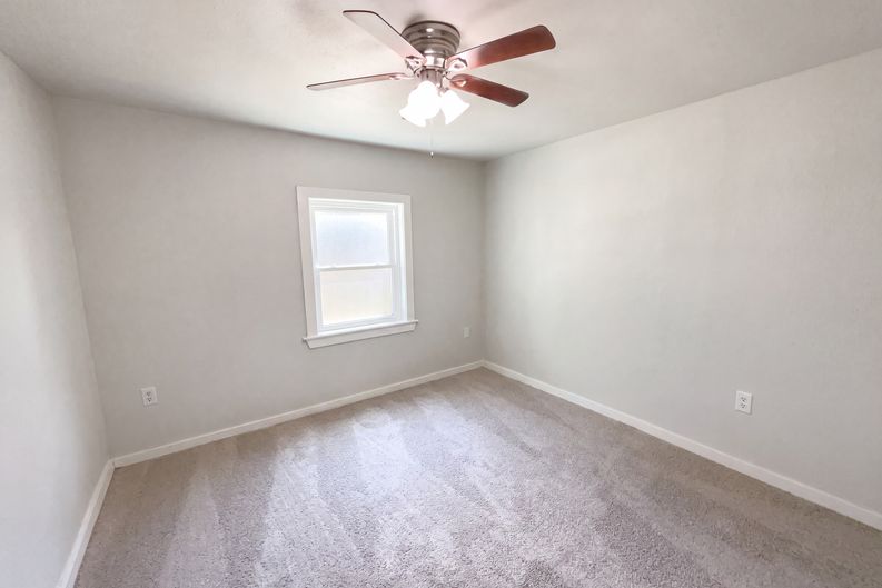 Photo 11 of 17 of 725 Kelly St, Poteet, TX