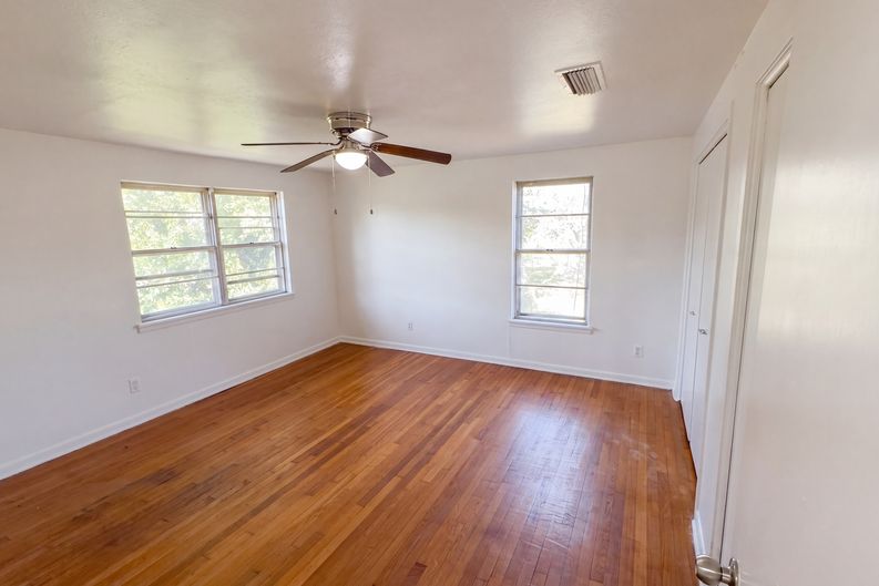 Photo 16 of 27 of 736 W Borden St, Sinton, TX