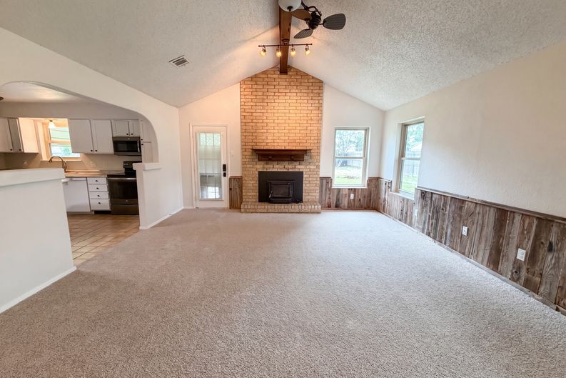 Photo 6 of 16 of 208 Dakota Dr, Hewitt, TX
