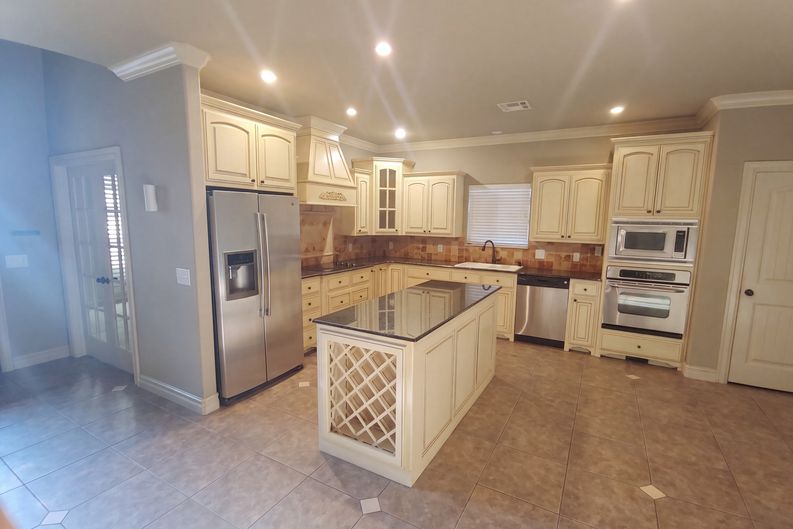 Photo 9 of 18 of 3908 N Pine Ave, Broken Arrow, OK