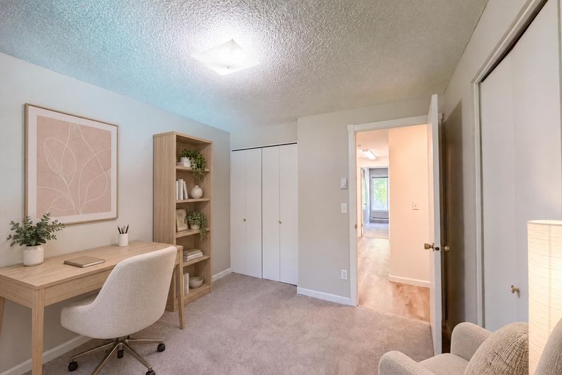 Photo 9 of 24 of 650 SW Meadow Dr, Beaverton, OR