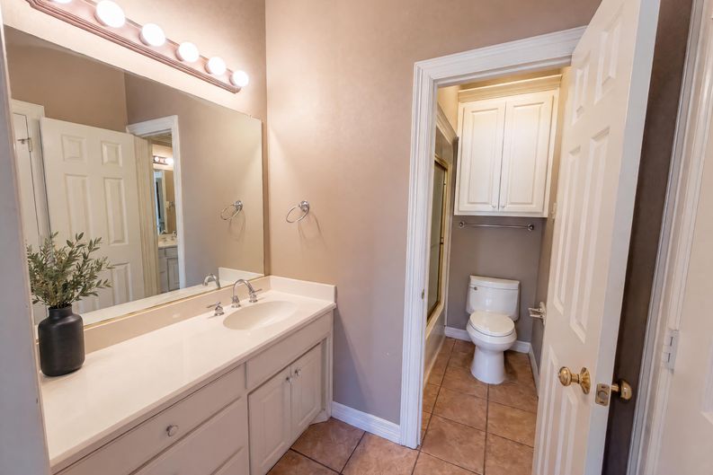 Photo 20 of 29 of 619 Edgewood Ln, Red Oak, TX