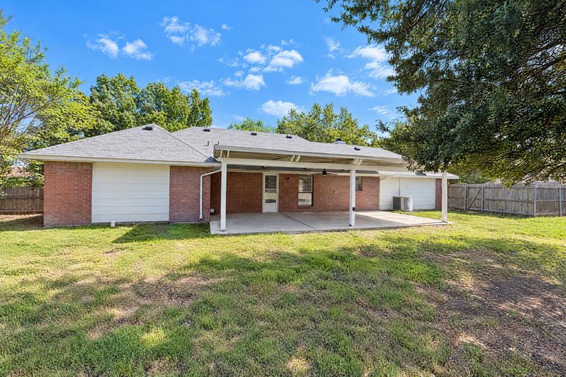 Photo 5 of 20 of 127 Jason Dr, Red Oak, TX
