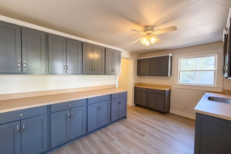 Photo 12 of 39 of 1012 W 3rd Ave, Corsicana, TX