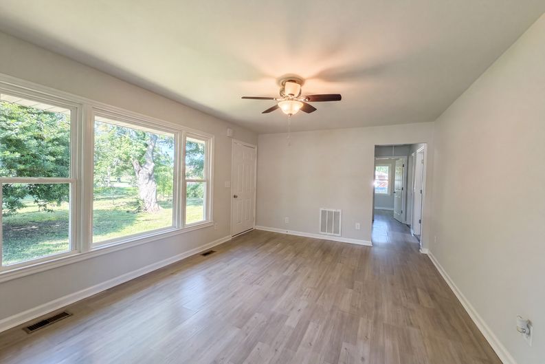 Photo 3 of 19 of 1036 E Commerce St, Lewisburg, TN