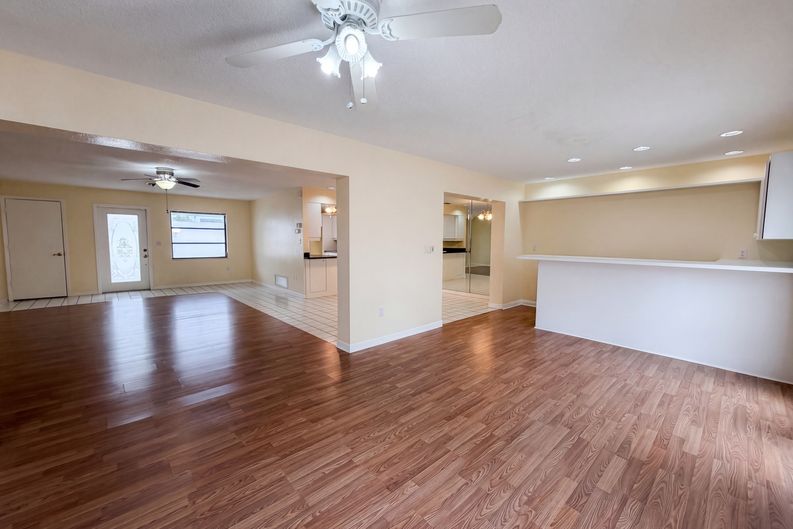 Photo 11 of 40 of 1301 Lucaya Ave, Venice, FL