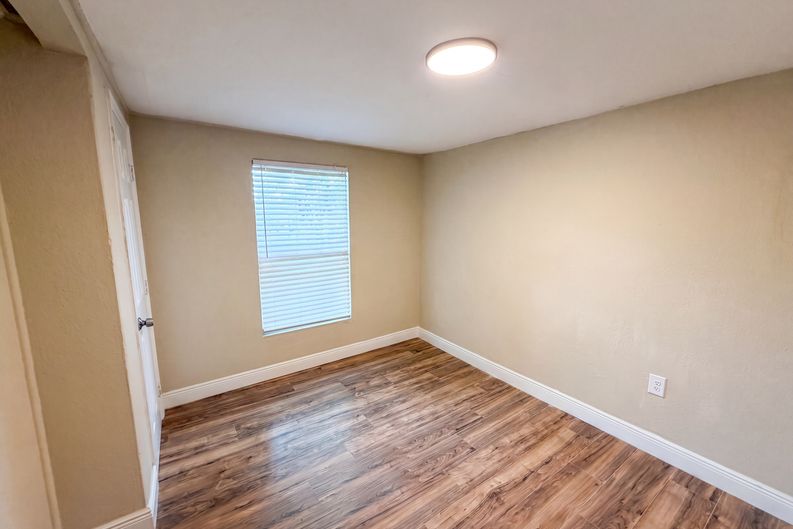 Photo 4 of 23 of 1506 W 16th St, Sanford, FL