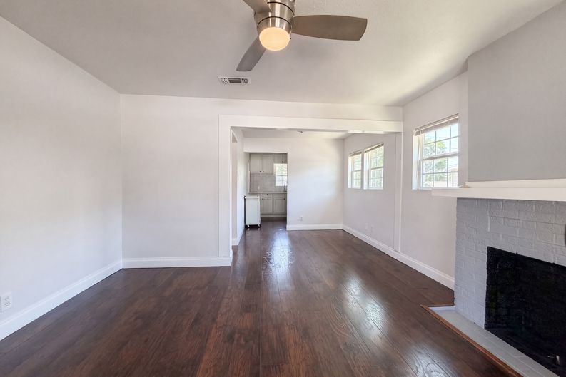 Photo 3 of 17 of 2832 Avenue I, Fort Worth, TX