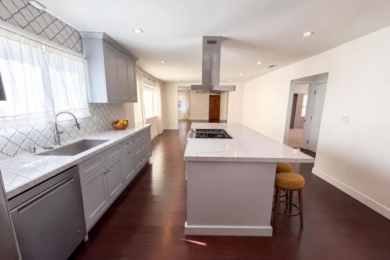 Photo 6 of 29 of 1110 Queen Anne Pl, Los Angeles, CA