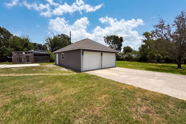 Photo 16 of 19 of 7934 Round Rock Dr, Houston, TX