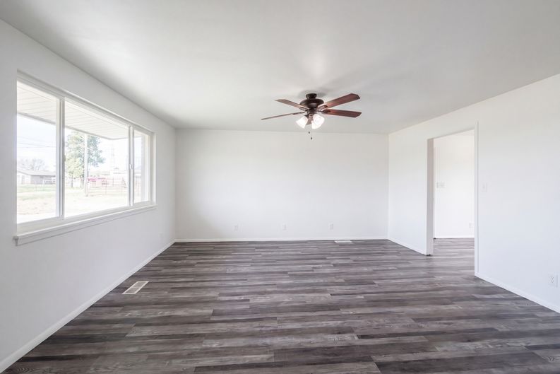 Photo 3 of 21 of 408 N 1500 W, Clinton, UT