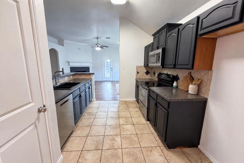 Photo 6 of 17 of 1618 Hillside Dr, Waxahachie, TX