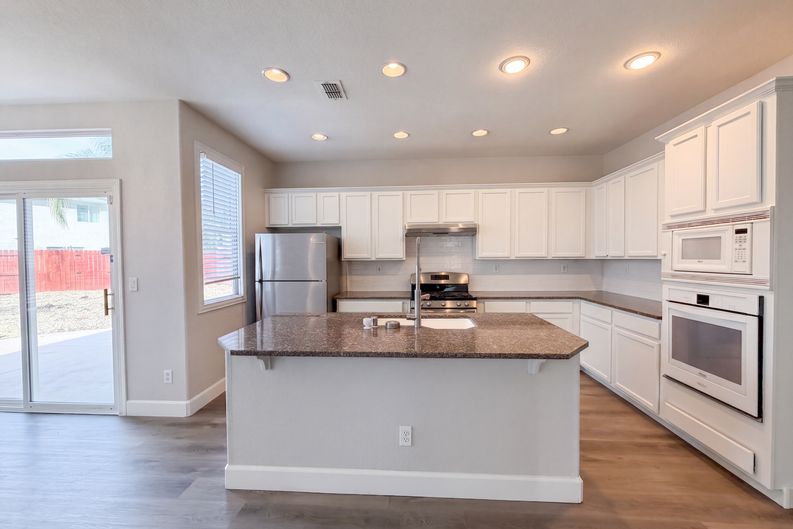 Photo 16 of 35 of 2571 Cantara Ct, Sacramento, CA
