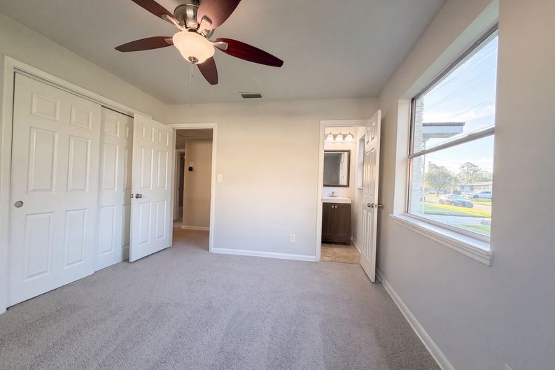 Photo 4 of 26 of 6535 Lou Dr N, Jacksonville, FL