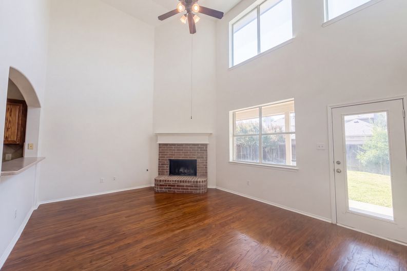 Photo 3 of 27 of 1304 Grapevine Dr, Allen, TX